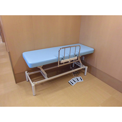 電動昇降着替え台「きらく（着楽）」